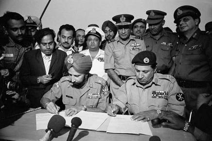 1971 Vijay Diwas  India liberates Bangladesh - Surrender of Pakistan
